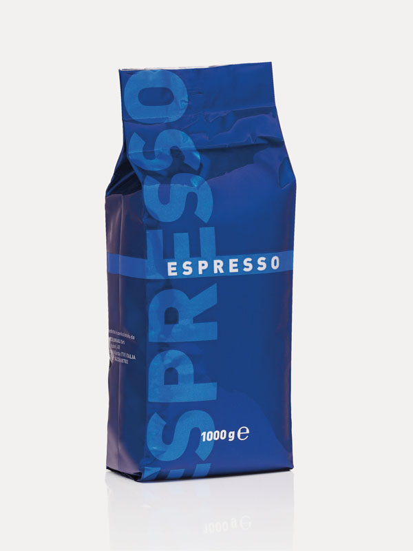 ESPRESSO Hienostunut yhdistelmä makua ja voimaa 85% Arabica – 15% Robusta Venturaton huippulaadukas Espresso-papusekoitus on suunniteltu tarjoamaan täydellinen espressokokemus. Tämä tarkoin valikoitu sekoitus yhdistää lempeän happoisuuden ja tasapainoisen vahvan maun, luoden hienostuneen kahvinautinnon, joka on samanaikaisesti voimakas ja pehmeä. Espresso-sekoituksen hedelmäinen luonne kumpuaa Brasilian ja Keski-Amerikan Arabica-pavuista, kun taas sen intensiivinen ydin ja pitkä jälkimaku saavat voimansa afrikkalaisesta Robusta-pavusta. Tuloksena on espresso, joka hurmaa niin arjen kahvihetkissä kuin vaativimmissakin makutesteissä. Hinta: 34 € / kg Koe espresson todellinen olemus Venturaton Espresso-sekoituksella – täydellinen valinta kahvin ystäville, jotka arvostavat laatua ja makuelämyksiä.